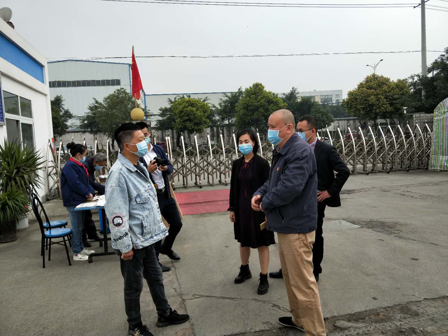 2020年3月24日廣漢市檢查院院長等相關領導來我司檢查復工后疫情防控工作。